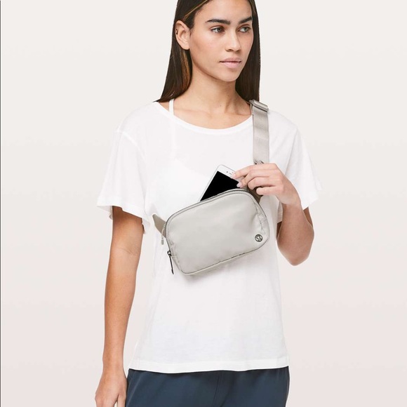 NWT Lululemon Everywhere Crossbody Bag in Silver - Picture 4 of 4